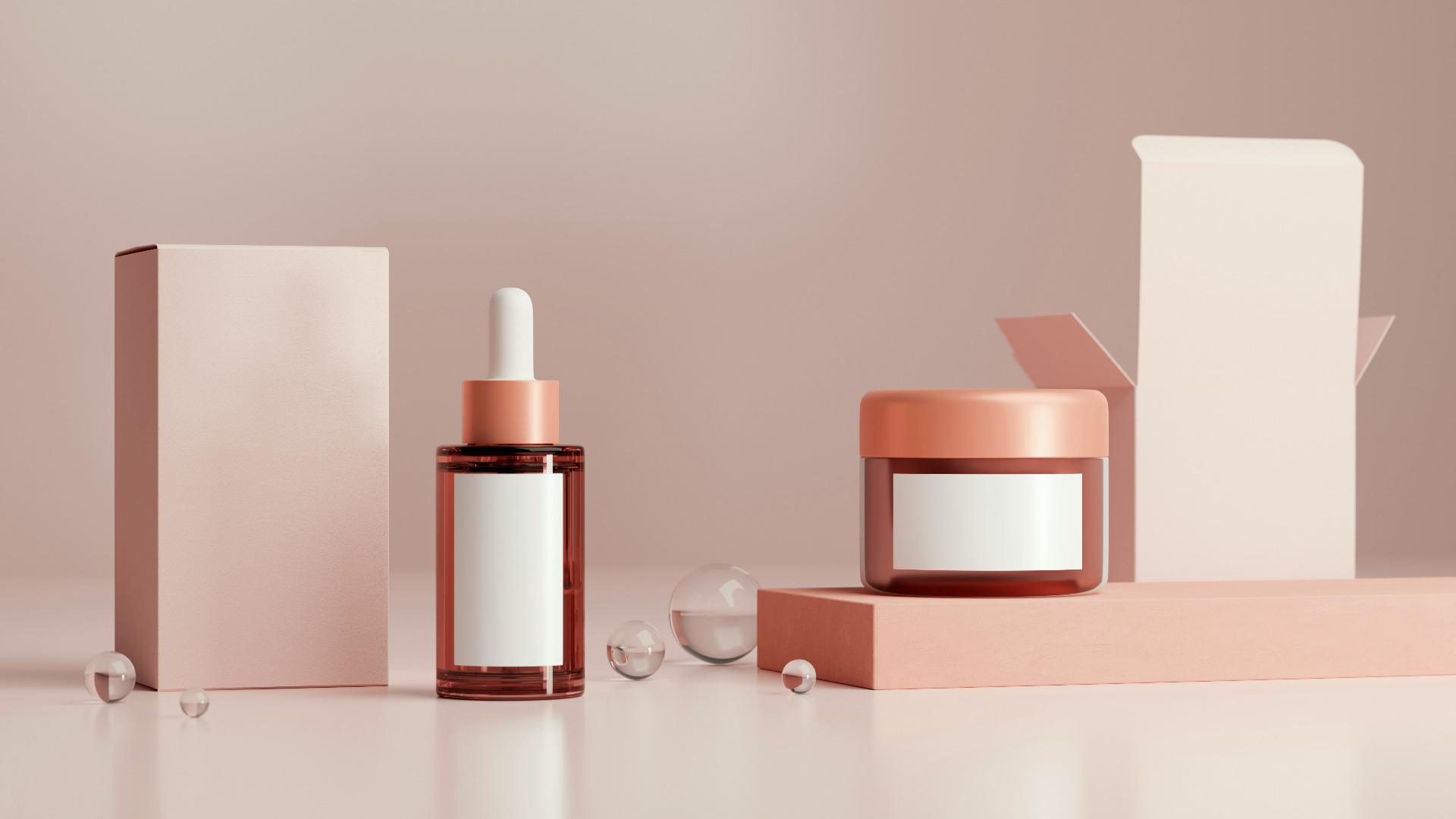 Copyright Getty Images on Unsplash. Bildet viser en gammelrosa vegg i bakgrunnen, og en brun/rosa pipetteflaske, men tilhørende pappeske og en krukke med tilhørende pappeske- Både flasken og krukken har påklistret store hvite firkantede etiketter uten tekst.. Stilleben.